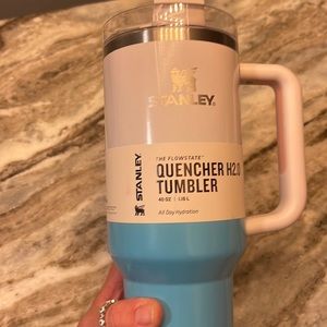 40 oz NWT never used Blue Ombré